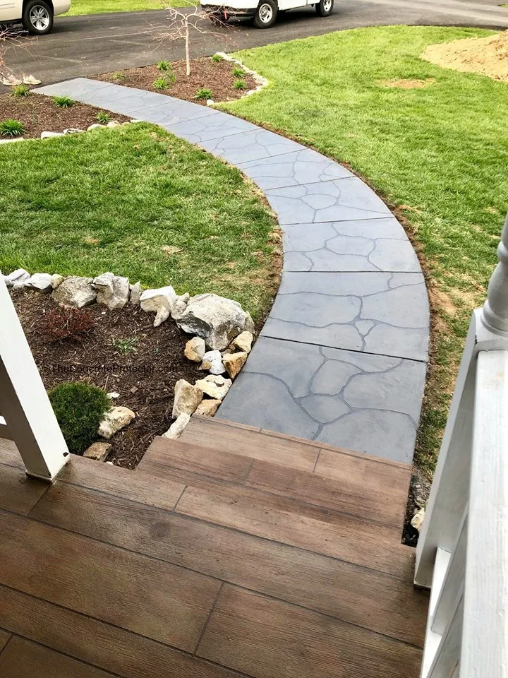Grand Flagstone sidewalk in a gray blend with a contrasting tan border