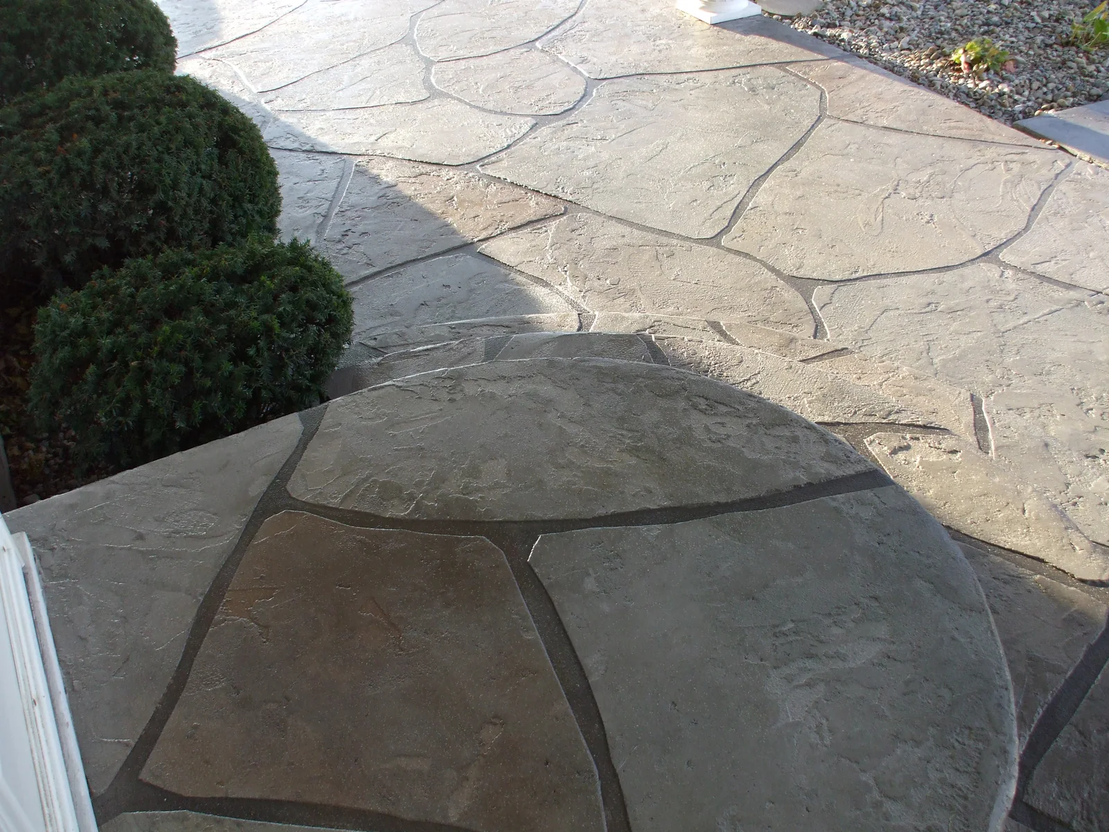 Grand Flagstone random stone pattern across a residential patio and walkway