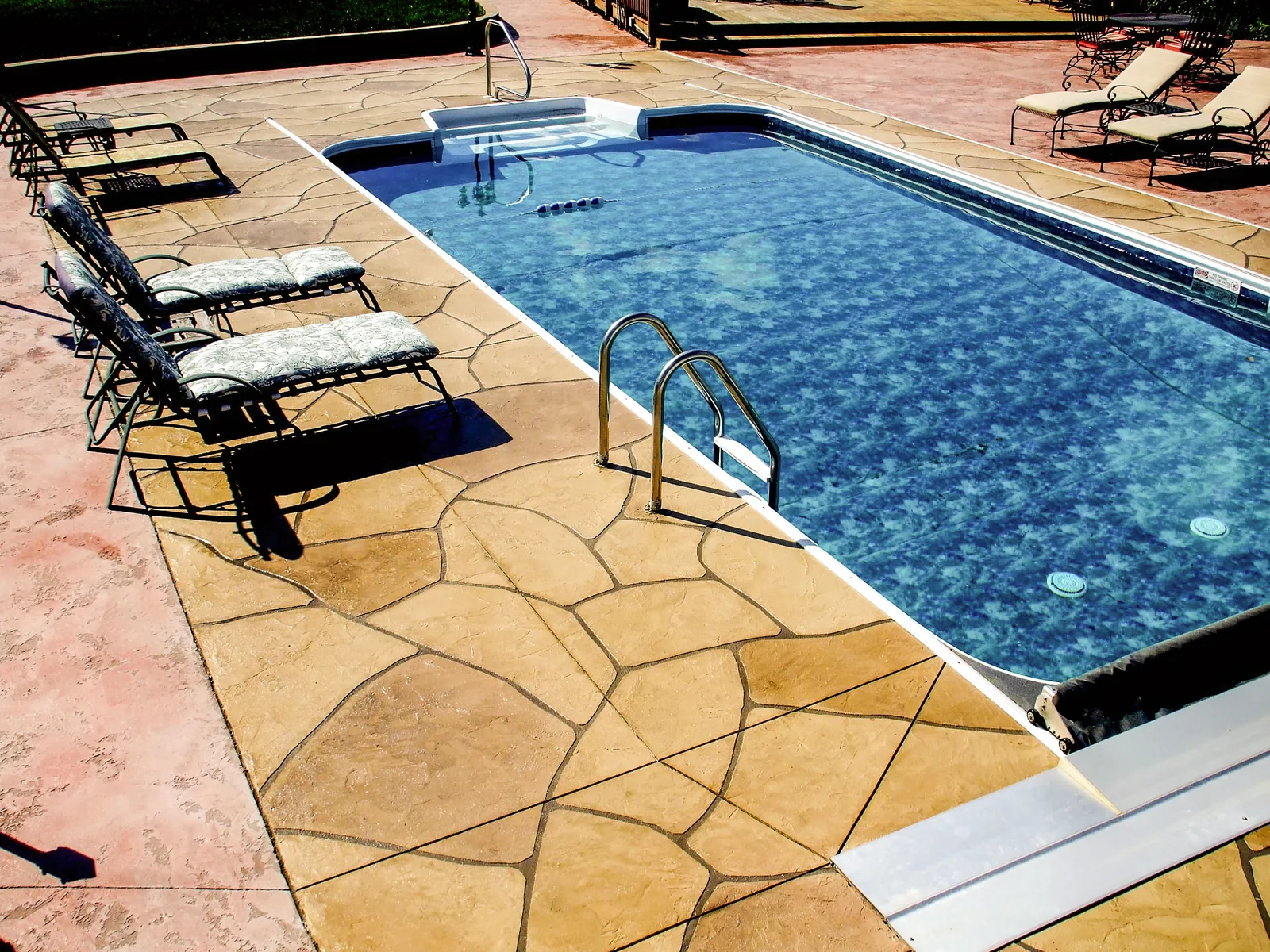 Grand Flagstone pool deck in a warm tan blend with a contrasting border band