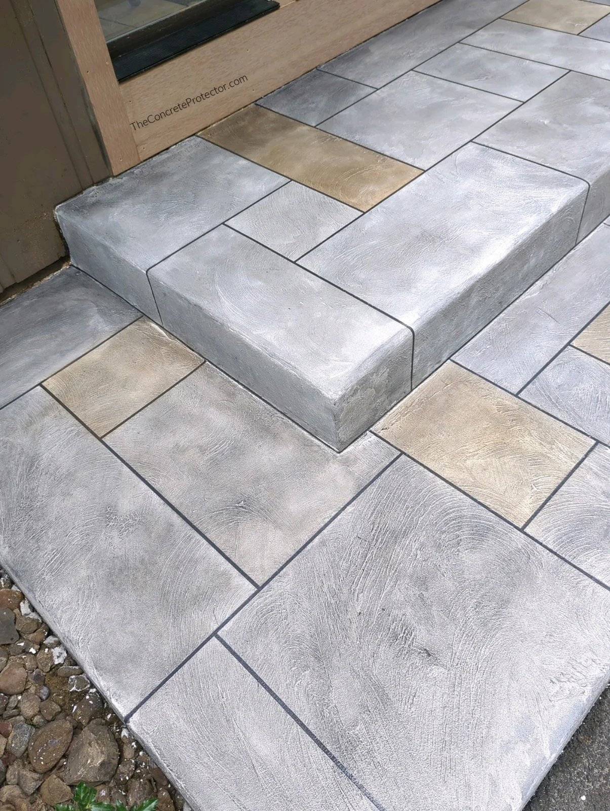 Close view of Tuscan Slate large format ashlar tile wrapping a step edge